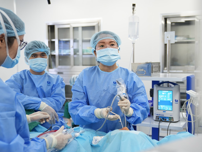 Bác sĩ Hằng (phải) phẫu thuật nội soi mũi xoang cho một người bệnh. Ảnh: Bệnh viện Đa khoa Tâm Anh