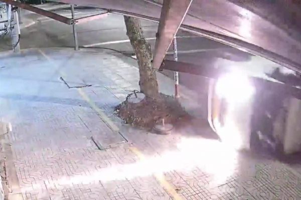 Xe tải lật nghiêng sau va chạm với môtô: Tin tai nạn mới nhất