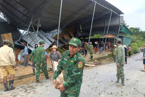 Nghệ An: Mưa lũ chia cắt, di dời dân vùng biên giới