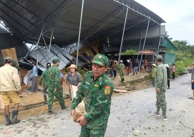 Nhà của người dân xã Na Loi hư hỏng nặng sau sạt lở, được lực lượng chức năng hỗ trợ khắc phục, ngày 6/7. Ảnh: Hùng Lê