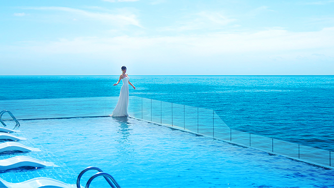 Hồ bơi vô cực trên tầng thượng, tầm nhìn hướng biển. Ảnh: Vias Hotel Vũng Tàu