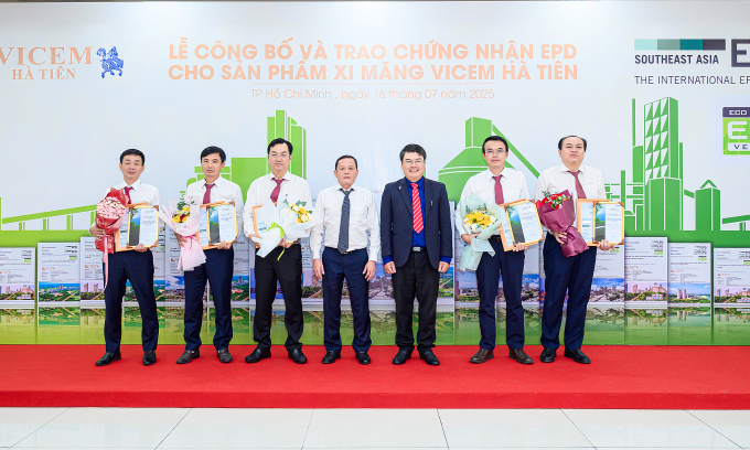 Đại diện công ty nhận chứng nhận. Ảnh: Vicem Hà Tiên