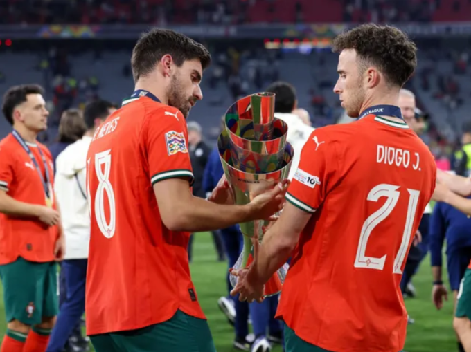 Ruben Neves (trái) cùng Jota mừng danh hiệu UEFA Nations League 2025. Ảnh: Imago
