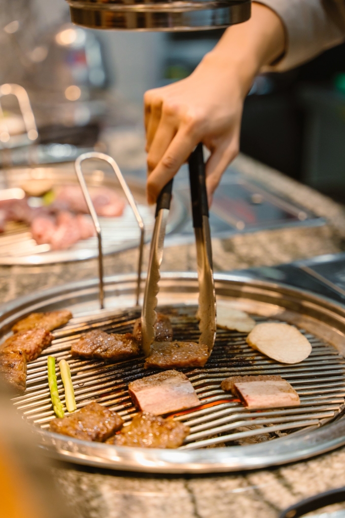 Mỗi bàn sẽ có nhân viên phụ trách nướng thịt để đảm bảo chất lượng món ăn. Ảnh: Samwonjung