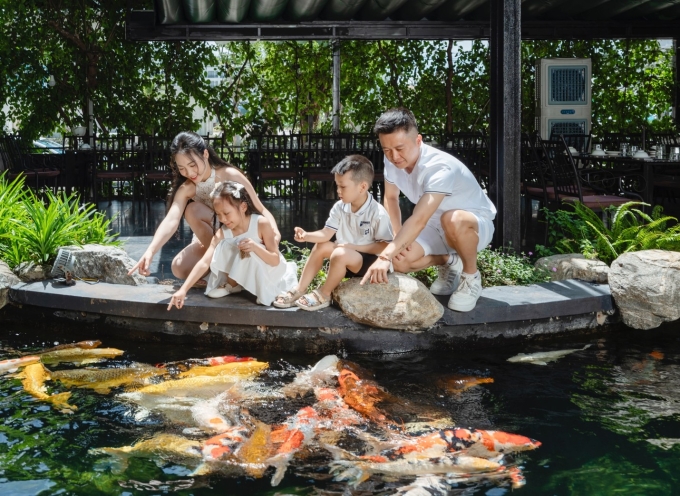 Khuôn viên sân vườn, hồ cá koi và khu vực tiểu cảnh hợp cho trẻ nhỏ vui chơi khi đến đây dùng bữa cùng gia đình. Ảnh: Ngọc Phương Nam