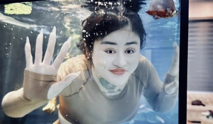 Ngân từng gây tranh cãi khi quay video uốn éo trong bể cá tại một quán ăn. Ảnh: Cắt từ video