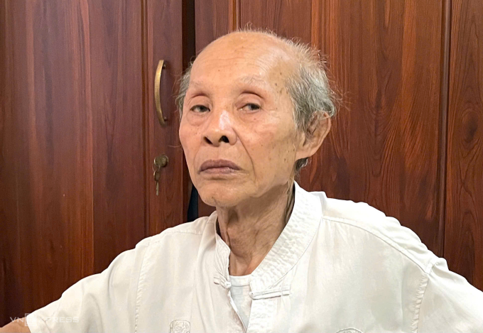 Nghệ sĩ Văn Toản tại nhà riêng. Ảnh: Phương Linh