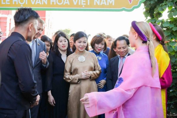 Áo dài tơ tằm Vũ Việt Hà tỏa sáng trên Quảng trường Đỏ