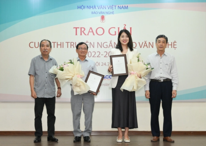 Ngô Tú Ngân (thứ hai từ phải qua) ở sự kiện trao giải. Ảnh: Ban tổ chức cung cấp