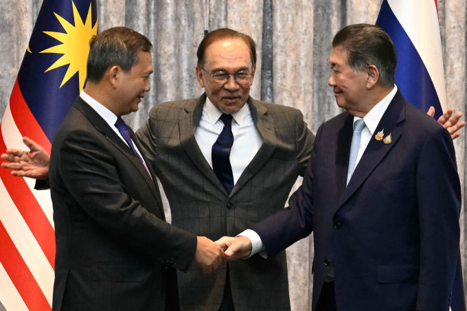 Thủ tướng Campuchia Hun Manet (trái), Thủ tướng Malaysia Anwar Ibrahim (giữa) và quyền Thủ tướng Thái Lan Phumtham Wechayachai bắt tay sau khi họp báo công bố thỏa thuận ngừng bắn ngày 28/7. Ảnh: AFP