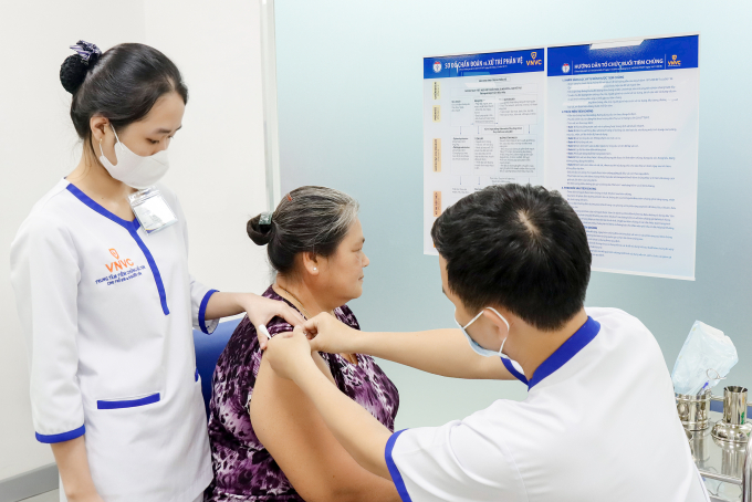 Người lớn tuổi tiêm vaccine phòng bệnh tại VNVC. Ảnh: Mộc Thảo