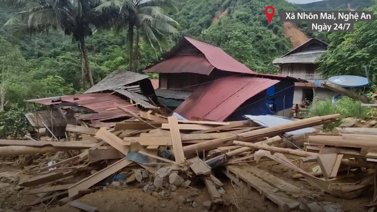 Người dân bản Có Hạ, xã Nhôn Mai bị đất đá vùi lấp nhà cửa