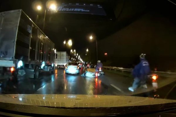 Trời mưa: Lỗi bám đuôi khiến người đi xe máy ngã lăn