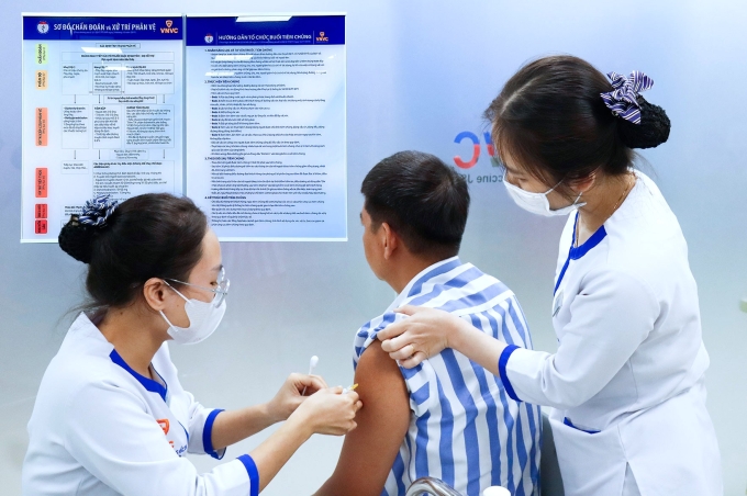 Người lớn tiêm vaccine sốt xuất huyết phòng bệnh tại Hệ thống Tiêm chủng VNVC. Ảnh: Mộc Thảo