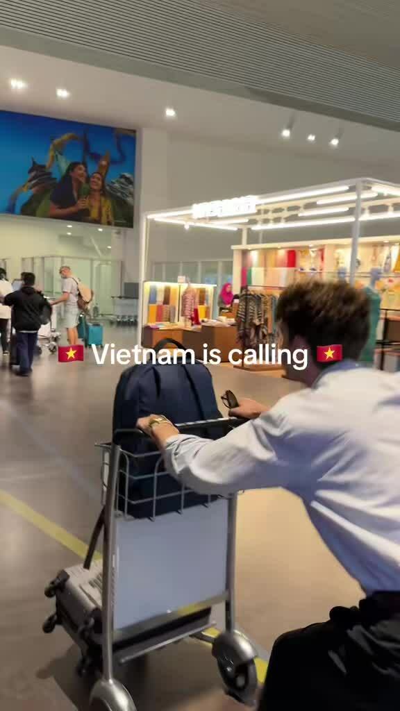 Người nước ngoài rủ nhau đến Việt Nam đu trend “Viet Nam is Calling”