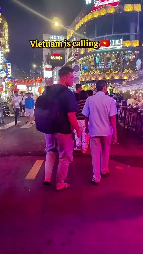 Người nước ngoài rủ nhau đến Việt Nam đu trend “Viet Nam is Calling”
