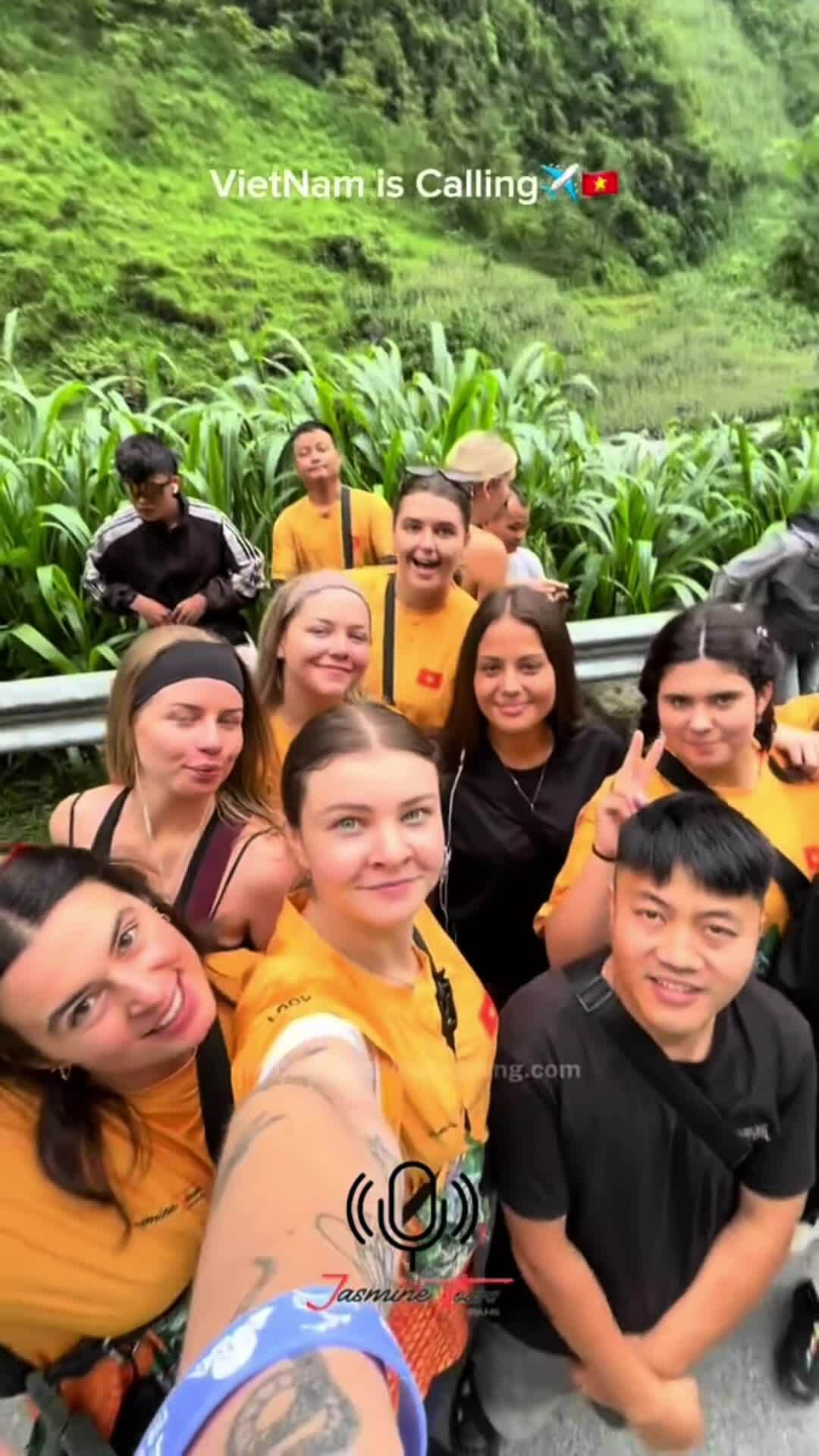 Người nước ngoài rủ nhau đến Việt Nam đu trend “Viet Nam is Calling”