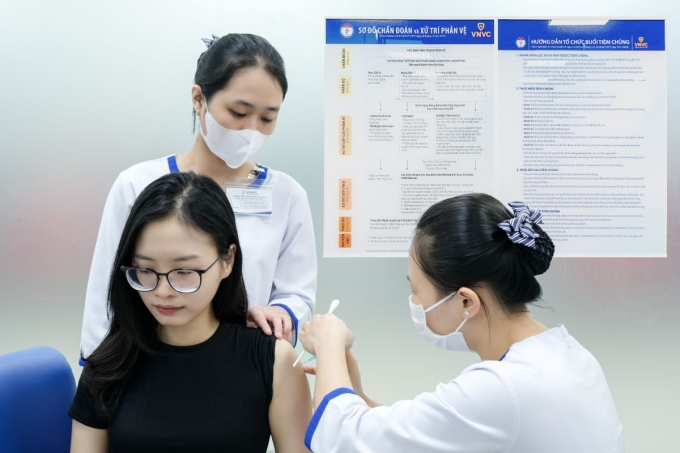 Người trẻ tiêm vaccine tại Hệ thống Tiêm chủng VNVC. Ảnh: Mộc Thảo