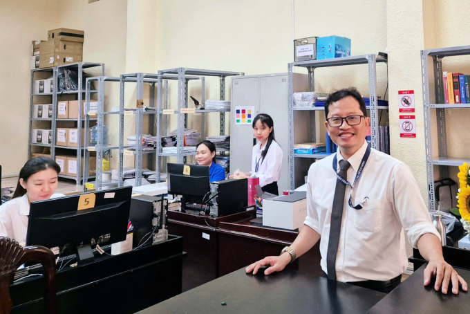 Anh Nguyễn Cao Trí và các chuyên viên Tổ số hóa của TAND Khu vực 1 TP HCM. Ảnh: Hải Duyên