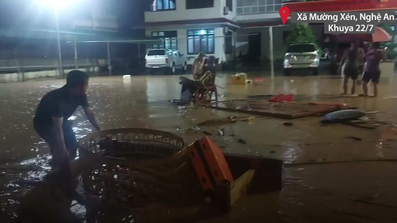 Nhiều xã biên giới Nghệ An ngập sâu