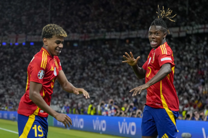 Nico Williams (phải) mừng bàn mở tỷ số cùng Lamine Yamal, trong trận Tây Ban Nha thắng Anh 2-1 ở chung kết Euro 2024 tại Berlin, Đức ngày 14/7/2024. Ảnh: AP