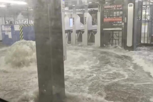 New York chìm trong lũ: Tàu điện ngầm ngập nước