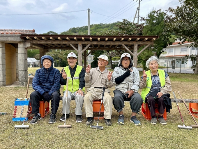 Moai, một nhóm bạn bè xã hội hỗ trợ lẫn nhau về mặt tình cảm, tài chính và tinh thần.