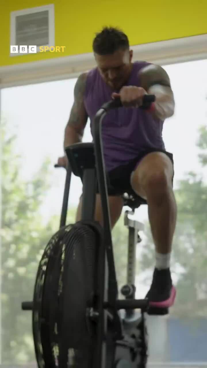 Oleksandr Usyk tập luyện trước trận thống nhất bốn đai