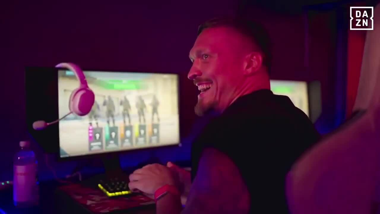 Oleksandr Usyk thư giãn bằng chơi game