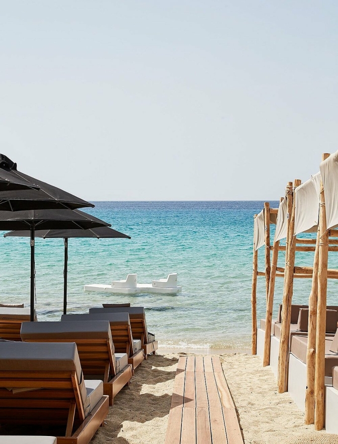 Lối đi trải gỗ ra biển từ nhà hàng. Ảnh: Tripadvisor