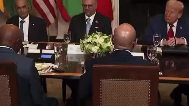 Ông Trump hỏi Tổng thống Liberia học tiếng Anh ở đâu