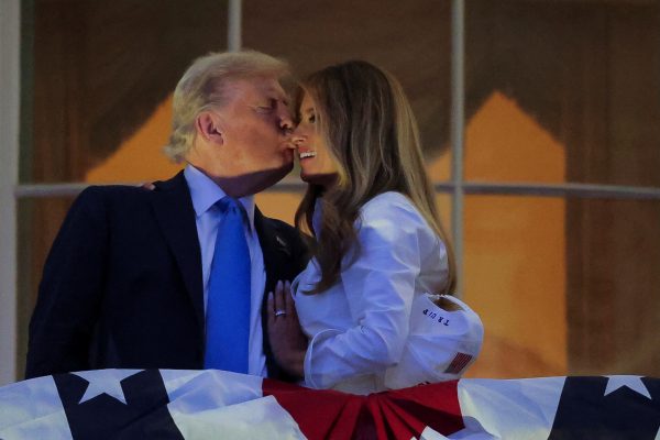 Ông Trump và bà Melania xem pháo hoa mừng Quốc khánh Mỹ