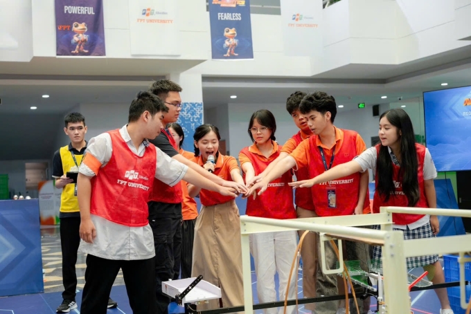 Thí sinh thể hiện tinh thần đồng đội. Ảnh: Trường Đại học FPT