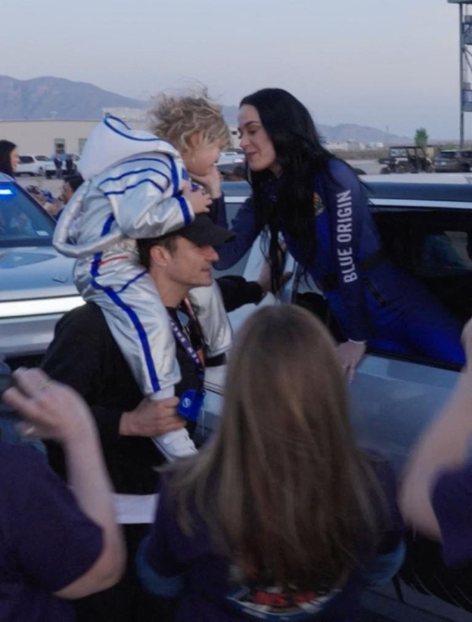 Orlando Bloom dẫn con đến theo dõi chuyến bay vào rìa vũ trụ của mẹ hôm 14/4. Ảnh: Blue Origin