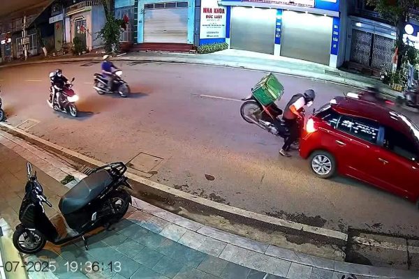 Tai nạn xe máy: Lao vào ôtô phía trước