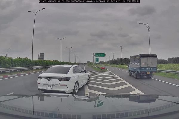 Cao tốc: Ôtô chuyển làn ẩu suýt gây tai nạn