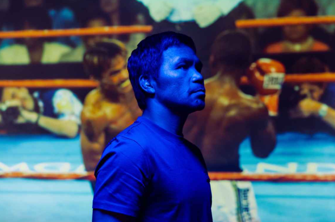 Ở phía sau, Manny Pacquiao (trái) tung cú móc trái về phía Lehlo Ledwaba trong trận tranh đai vô địch hạng lông trẻ IBF tại MGM Grand Hotel and Casino ở Las Vegas, Mỹ vào tháng 6/2001. Ảnh: ESPN