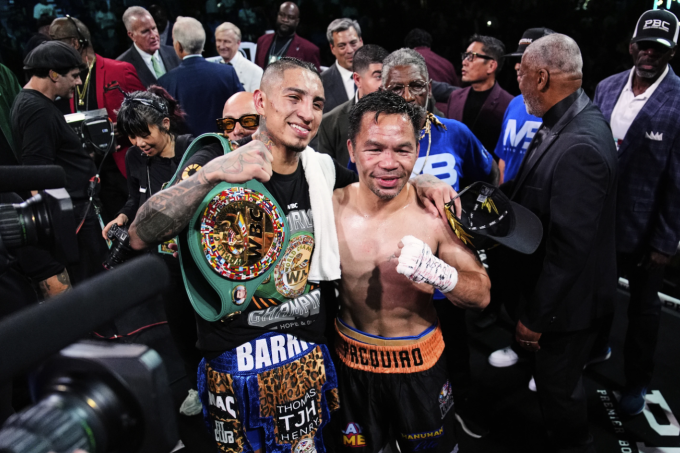 Manny Pacquiao (phải) và Mario Barrios chụp ảnh sau trận. Ảnh: AP