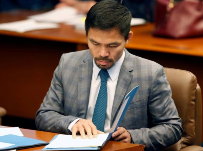 Manny Pacquiao đọc tài liệu tóm tắt khi chuẩn bị cho phiên họp Thượng viện tại thành phố Pasay, Metro Manila, Philippines ngày 20/9/2016. Ảnh: Reuters