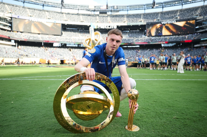 Cole Palmer chụp ảnh cùng chức vô địch và danh hiệu cầu thủ hay nhất FIFA Club World Cup 2025. Ảnh: Chelsea FC