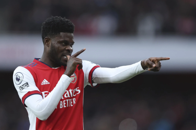Thomas Partey mừng bàn trong trận Arsenal gặp Leicester trên sân Emirates, London, Anh ngày 13/3/2022. Ảnh: AP