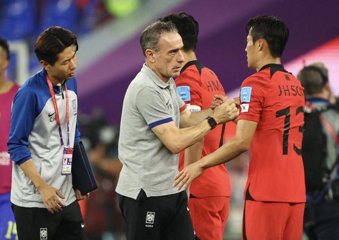 HLV Paulo Bento (giữa) bắt tay học trò sau trận Hàn Quốc thua Brazil 1-4 ở vòng 1/8 World Cup 2022 tại sân 974, Qatar ngày 5/12/2022. Ảnh: Reuters