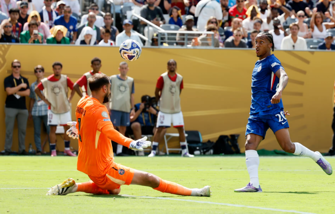Joao Pedro lốp bóng qua người Gianluigi Donnarumma, ấn định chiến thắng 3-0 trước PSG. Ảnh: Sportsphoto
