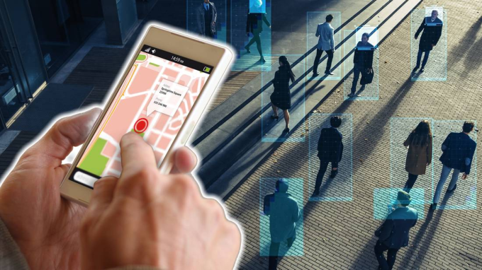 Minh họa việc theo dõi người khác qua smartphone. Ảnh: Makeuseof
