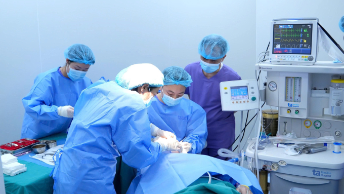 Một bệnh nhân phải phẫu thuật bỏ mắt trái do zona thần kinh biến chứng. Ảnh: Bệnh viện Đa khoa Tâm Anh