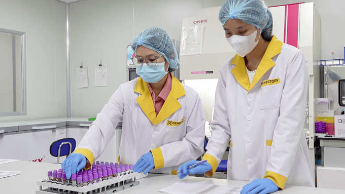 Các kỹ thuật viên phân tích mẫu ADN trong phòng thí nghiệm. Ảnh: T.Chiêu