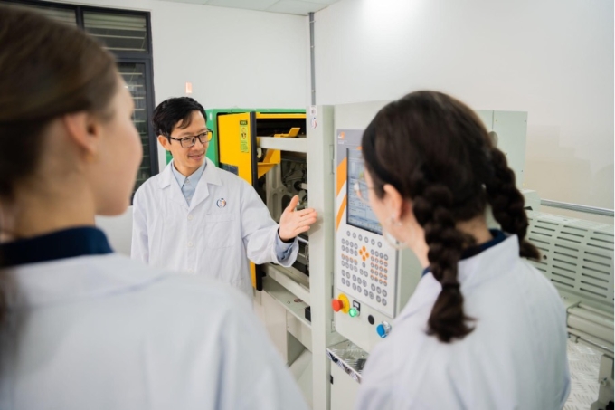 Sinh viên thực học tại nhà máy. Ảnh: Trường Đại học Phenikaa