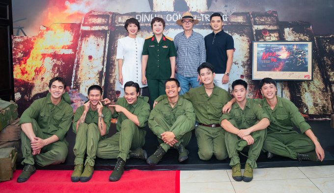 Đạo diễn Đặng Thái Huyền (hàng trên, thứ hai từ trái sang) và các diễn viên. Ảnh: Ban tổ chức cung cấp