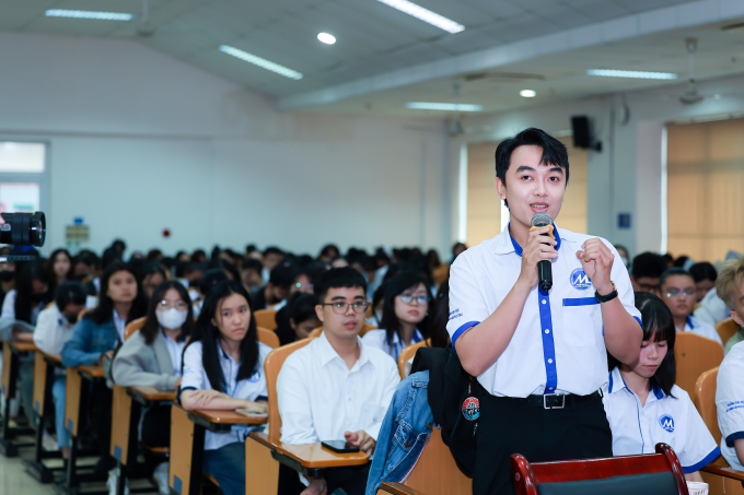 Sinh viên đặt câu hỏi đến các chuyên gia về quản lý tài chính cá nhân. Ảnh: Home Credit