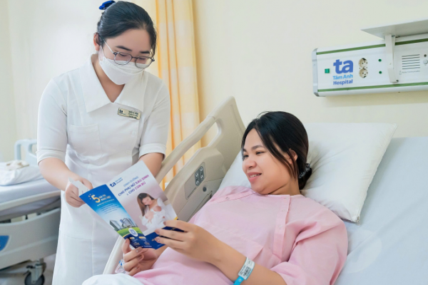 Mẹ ngộ độc thực phẩm: Có nên cho con bú không?